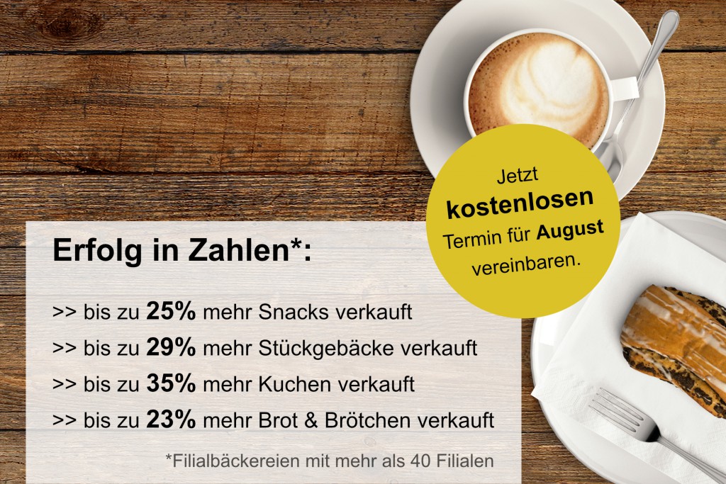 Tasse Cappucino mit Gebäck auf rustikalem Holztisch